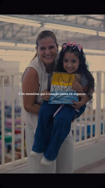 M&atilde;e e filha com arte feita na oficina