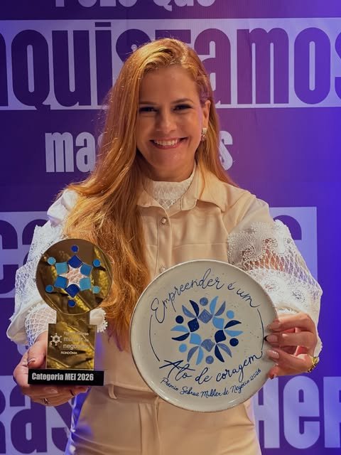 Fabi recebendo Pr&ecirc;mio SEBRAE Mulher de Neg&oacute;cios 2026